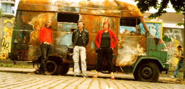 Die Band
              aufgereiht vor der Dampfwalze